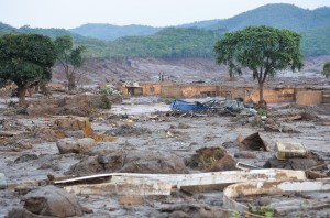 Mariana (MG) - Rompimento de duas barragens da mineradora Samarco na última quinta-feira (5). Em meio ao cenário de muita lama, barro e destruição, o que restou lembra uma cidade fantasma (Antonio Cruz/Agência Brasil)