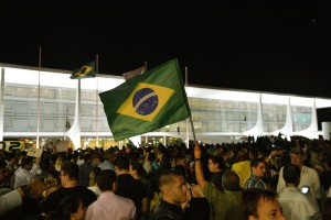 Brasília - Protesto contra a nomeação do ex-presidente Lula como ministro da Casa Civil, em frente ao Palácio do Planalto (Wilson Dias/Agência Brasil)