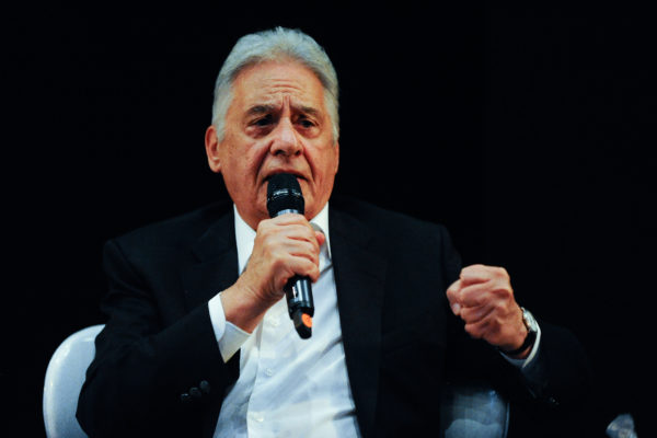 #pracegover Ex-presidente da República Fernando Henrique Cardoso, com um microfone na mão, participa de palestra no Rio de Janeiro