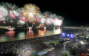 Rio de Janeiro - 16 minutos de fogos de artifício na Praia de Copacabana durante o reveillon do Rio de Janeiro (Alexandre Macieira/Riotur)