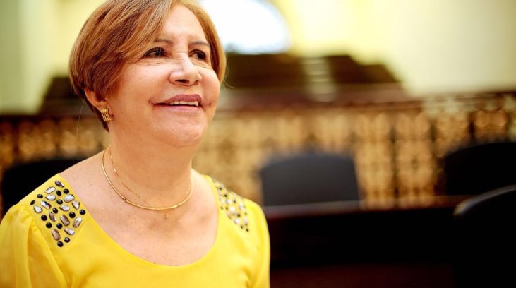 #pracegover: foto mostra deputada estadual Terezinha Nunes vestida de blusa amarela