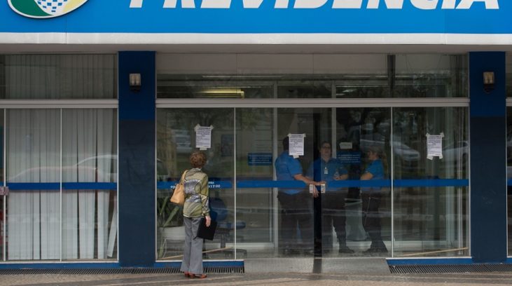 #pracegover: foto mostra a fachada de um posto do INSS