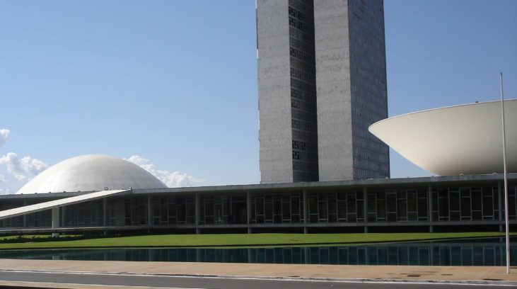 Parlamentares discutem reforma política