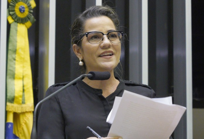 Mara Rocha (AC) é formada em Educação Física e em Jornalismo; pós-graduada em Assessoria de Comunicação. Iniciou sua carreira jornalística em 1991 e, desde 2004, atua como empresária na área de publicidade e propaganda. Filiou-se ao PSDB em 2015. Vice-líder do partido na Câmara, Mara defende mais espaço para a mulher na política. Além da categoria principal (Melhores Deputados), concorre ao prêmio Empreendedorismo.
