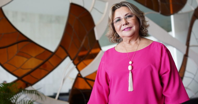 Psicóloga e especialista em educação especial, Tereza Nelma construiu sua trajetória política em Maceió. Foi eleita quatro vezes consecutivas para a Câmara Municipal. Em 2016, foi a segunda vereadora mais votada dentre todos os candidatos, com 15 mil votos. Como vereadora, foi autora de pelo menos 145 leis. Tereza Nelma já venceu quatro tipos de cânceres, e criou uma entidade de assistência a mulheres que enfrentam a doença, a Casa Rosa. Está indicada ao prêmio principal (Melhores Deputados) e nas categorias Defesa dos Bancos Públicos e Empreendedorismo.