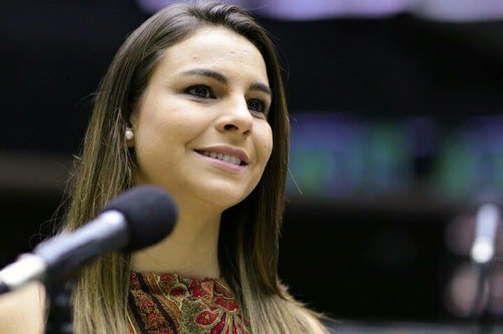 Médica e bacharel em Direito, a jovem deputada Mariana Carvalho prioriza projetos em setores como saúde, defesa do consumidor, segurança, educação, emprego e distribuição de renda. Também tem um olhar especial voltado para as crianças, mulheres, jovens, idosos e outras minorias. Presidiu a CPI dos Crimes Cibernéticos. Está indicada ao prêmio Melhores Deputados e na categoria Defesa dos Bancos Públicos.