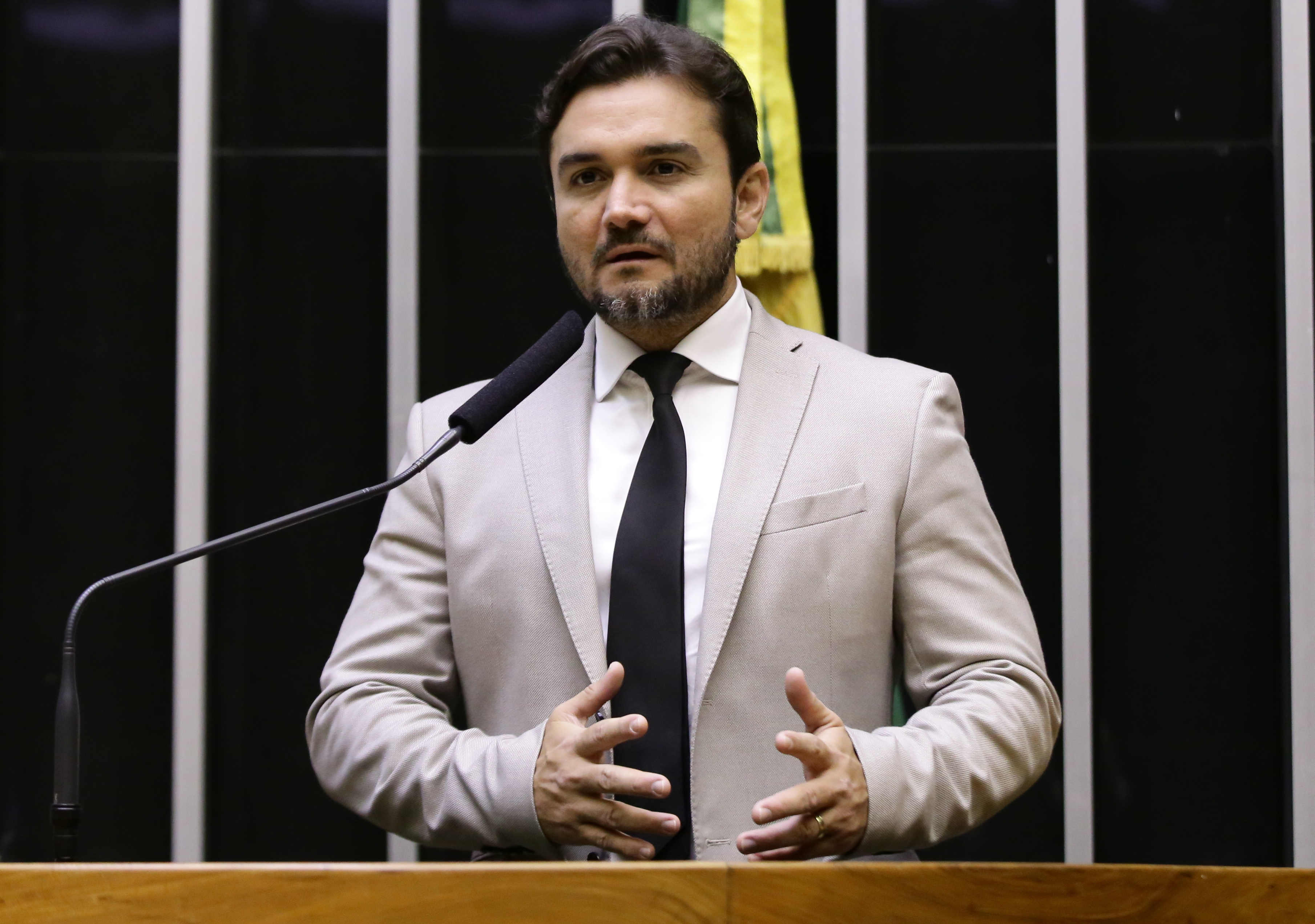 Auditor fiscal de carreira, Celso Sabino é graduado em Direito e em Administração. Foi secretário estadual de Trabalho Emprego e Renda e, em 2013, assumiu a presidência do Instituto de Metrologia do Pará. Eleito deputado estadual, foi autor de propostas como a inclusão de ar-condicionado nos ônibus do transporte público, construção de hospital público veterinário e da instalação de bicicletários. Está em seu primeiro mandato como deputado federal. Concorre nas categorias Melhores Deputados e Empreendedorismo.