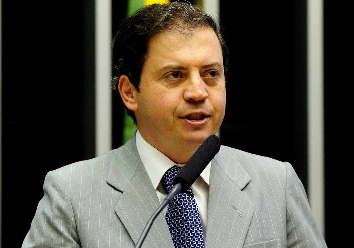 Rodrigo de Castro está em seu quarto mandato. Formado em Direito e Administração, participou da implantação do Choque de Gestão implantado pelo Governo de Minas entre 2003 e 2006. Foi secretário-geral do PSDB. Na área social, destaca-se como idealizador do projeto brasiltemjeito.org, que estimula a convergência entre o voluntariado, empresas socialmente responsáveis e projetos sociais transformadores. Está indicado ao prêmio Melhores Deputados e nas categorias Clima e Sustentabilidade e Defesa dos Bancos Públicos.