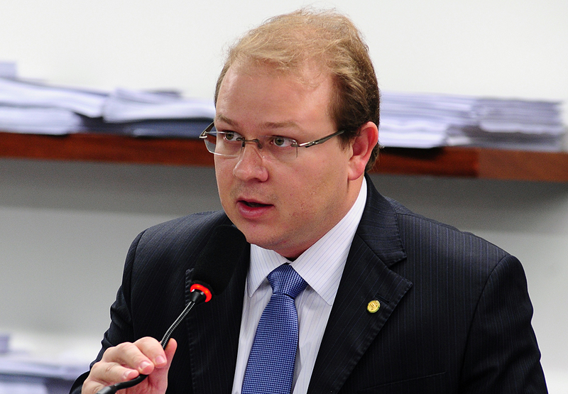 Após formar-se em Direito, Luiz Carlos passou a lutar pela participação mais ampla dos advogados na OAB. Em 2010, como deputado federal, foi um parlamentar atuante nas áreas da saúde, infraestrutura e transporte/trânsito. Foi Gestor da MACAPAPREV. Eleito e reeleito deputado federal pelo Amapá, busca construir um estado sustentável e de oportunidades para todos. Está indicado ao prêmio principal Melhores Deputados.