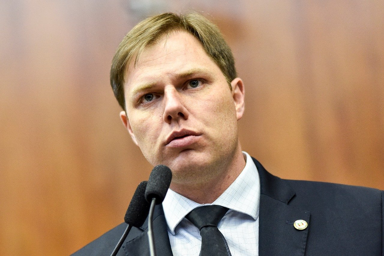 Lucas Redecker ingressou na vida política aos 17 anos e, em 2003, filiou-se ao PSDB. Já em 2007, chegou à presidência da Juventude Tucana do Rio Grande do Sul. No mesmo ano, perdeu o pai, o ex-deputado federal Júlio Redecker, em um acidente aéreo. Lucas assumiu o compromisso de levar adiante o legado da família e se candidatou ao cargo de deputado estadual em 2010. O tucano foi eleito com 69.043 votos. Em 2018, foi eleito deputado federal. Concorre ao prêmio principal Melhores Deputados e na categoria Empreendedorismo.
