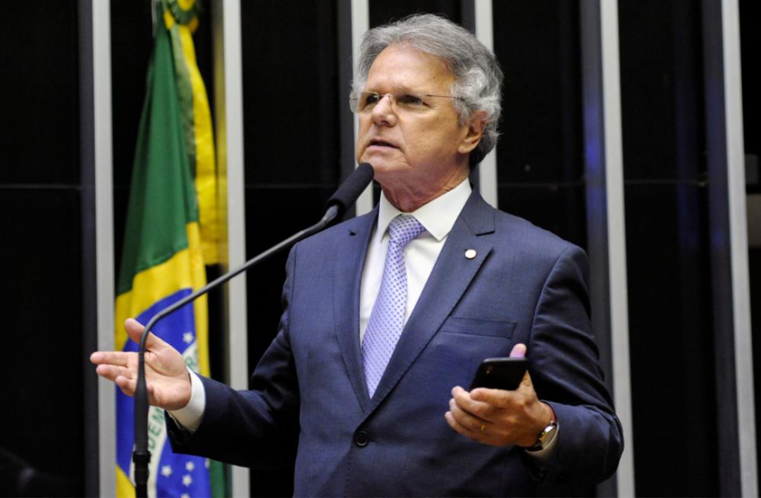 Vanderlei Macris iniciou sua história na política com 22 anos. Eleito vereador na cidade de Americana, exerceu o mandato por dois anos e, em 1974, decidiu sair candidato a uma vaga na Assembleia Legislativa do Estado. Foi eleito e reeleito outras seis vezes. Macris participou ativamente da fundação do PSDB.Em 1999, foi eleito presidente da Alesp. Deputado federal desde 2007, está sem seu quarto mandato na Câmara. Concorre ao prêmio Melhores Deputados e nas categorias Clima e Sustentabilidade e Defesa dos Bancos Públicos.