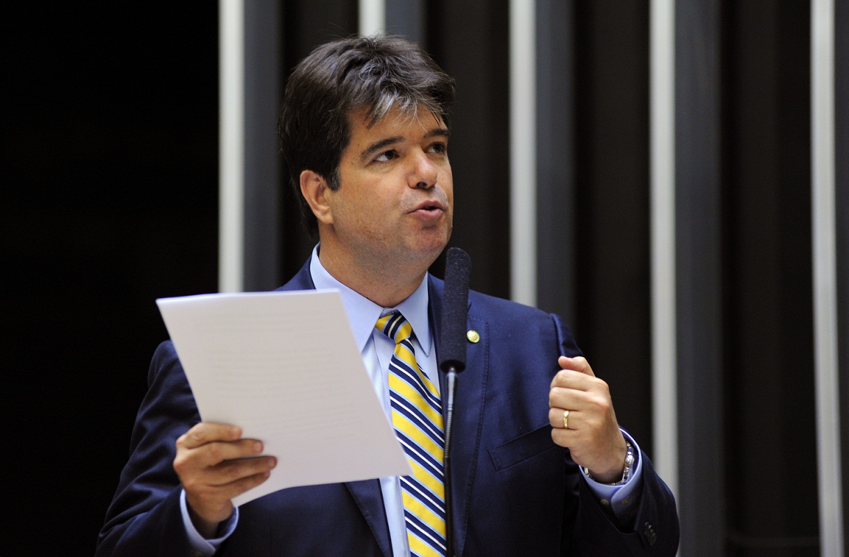 Ruy Carneiro já atuou como secretário-chefe da Casa Civil de João Pessoa e secretário estadual de Juventude, Esportes e Lazer da Paraíba. Foi vereador por dois mandatos e deputado estadual. Ruy participou da luta pelo fim dos 14º e 15º salários no Congresso Nacional. Este é o segundo mandato federal do tucano, que atuou na Casa entre 2011 e 2015. Concorre na categoria principal Melhores Deputados.